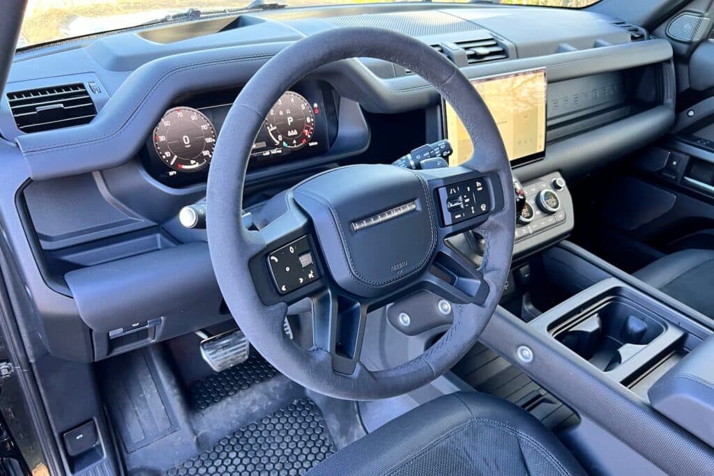 2023 Land Rover Defender 110 V-8-cockpit