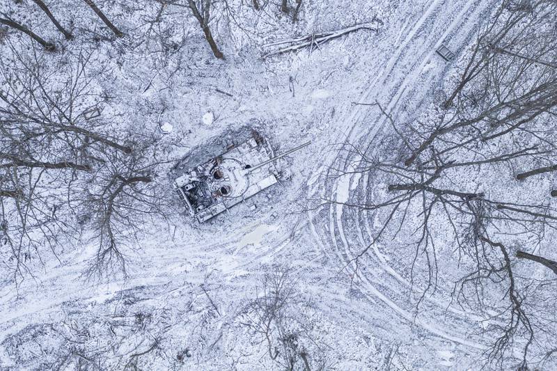 Um tanque russo destruído coberto por neve em uma floresta na região de Kharkiv, Ucrânia, sábado, 14 de janeiro de 2023.