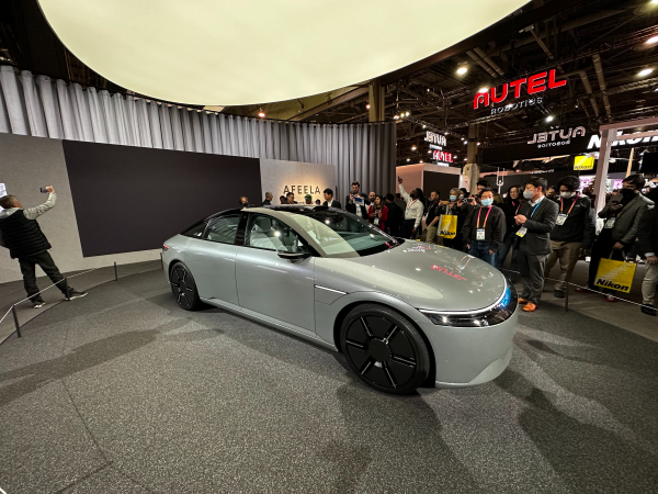 Een grijze EV-sedan van het merk Afeela te zien op CES 2023