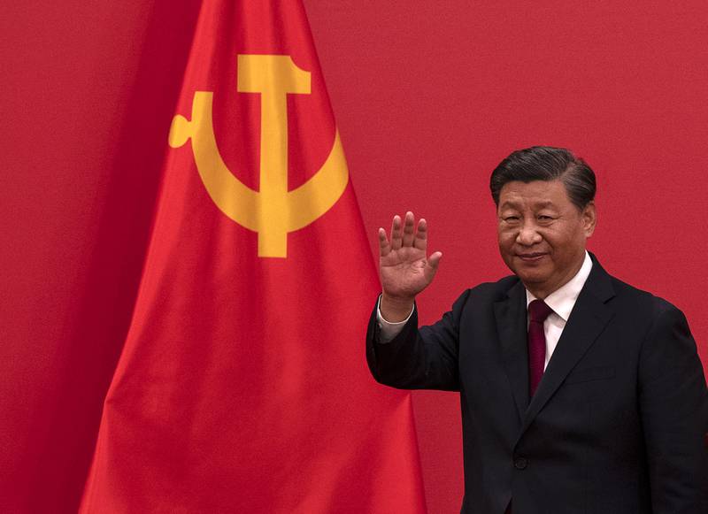 De Chinese president Xi Jinping zwaait bij zijn vertrek na een toespraak op een persevenement in The Great Hall of People op 23 oktober 2022 in Peking, China.