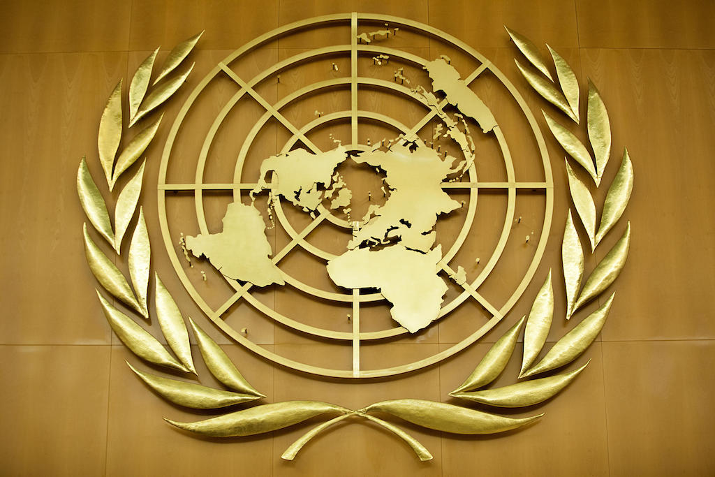 Cenevre'deki Birleşmiş Milletler Ofisinin Toplantı Salonundaki BM Amblemi.