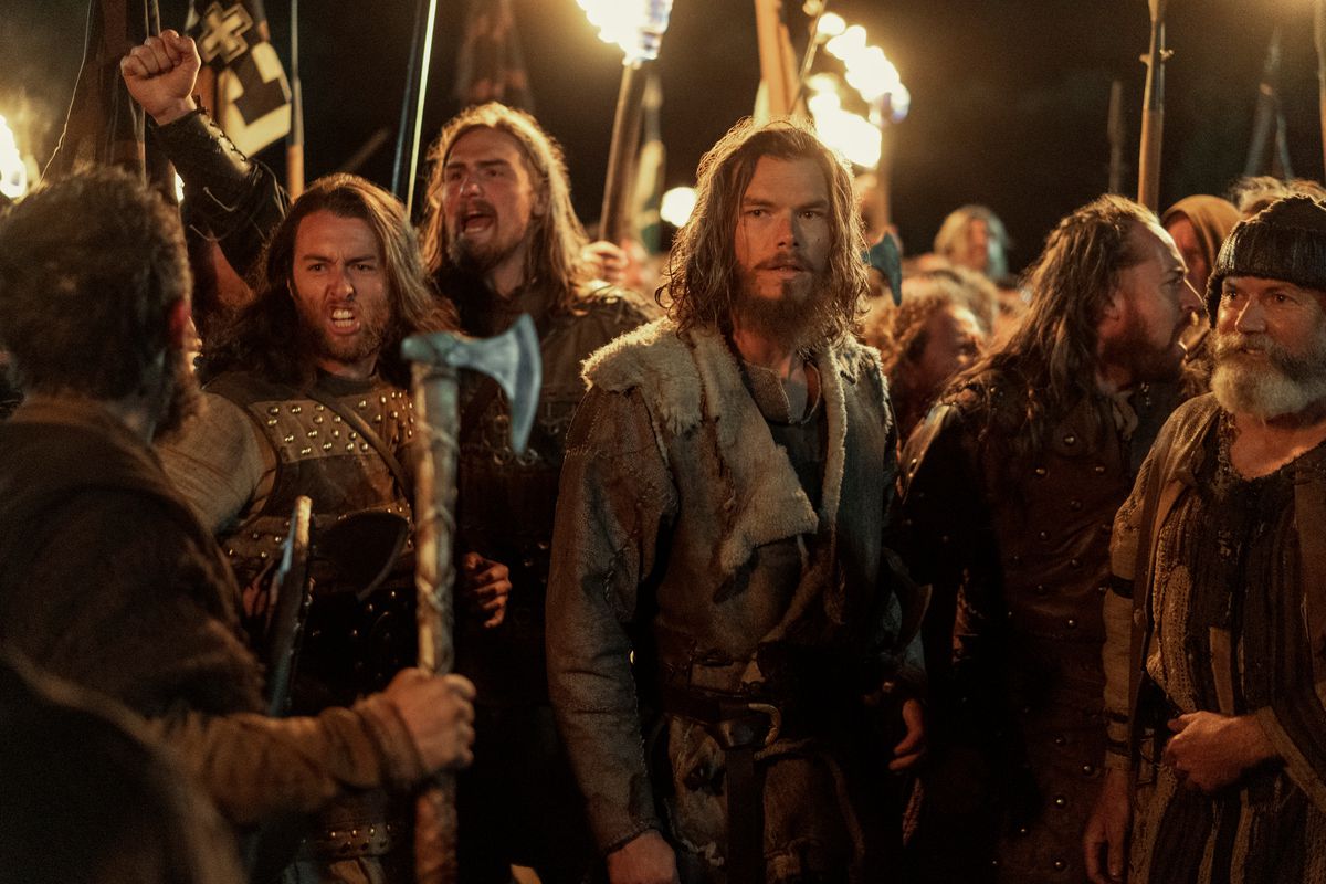 Leif Erickson de pie entre una multitud de vikingos vitoreando