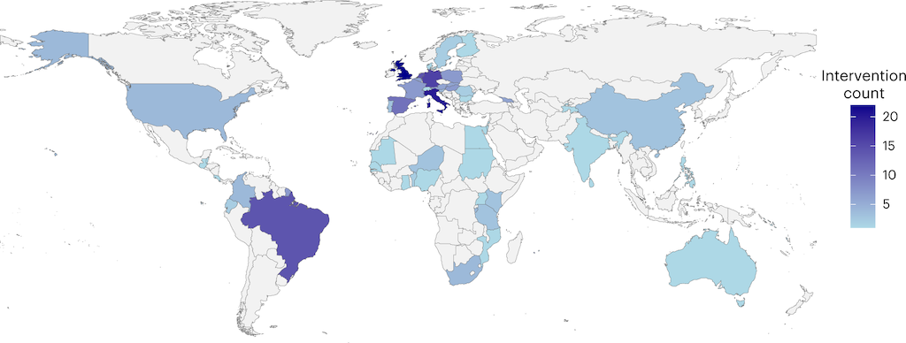 Een kaart met de verdeling van stedelijke NBS-projecten per land, gekleurd van weinig projecten (lichtblauw) tot veel (donkerblauw).