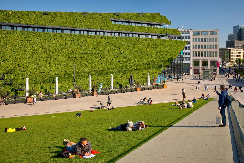 Groene architectuur in het stadscentrum van Düsseldorf, Duitsland.