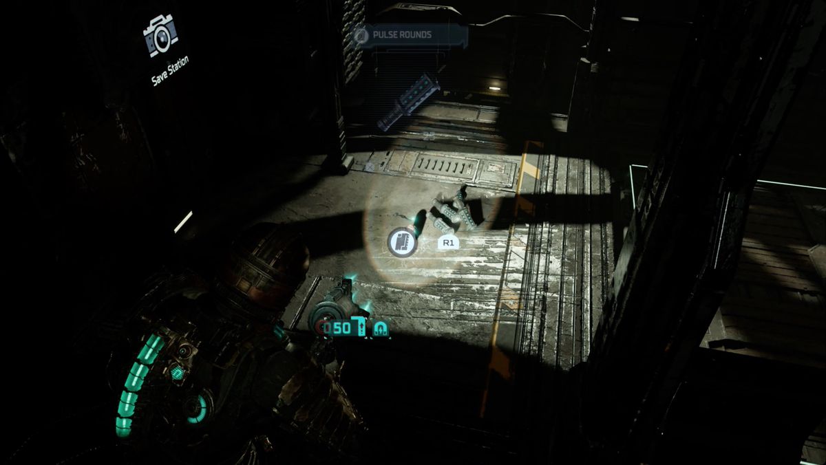 Dead Space Isaac gebruikt R1 om munitie terug te winnen van een Proximity Mine.