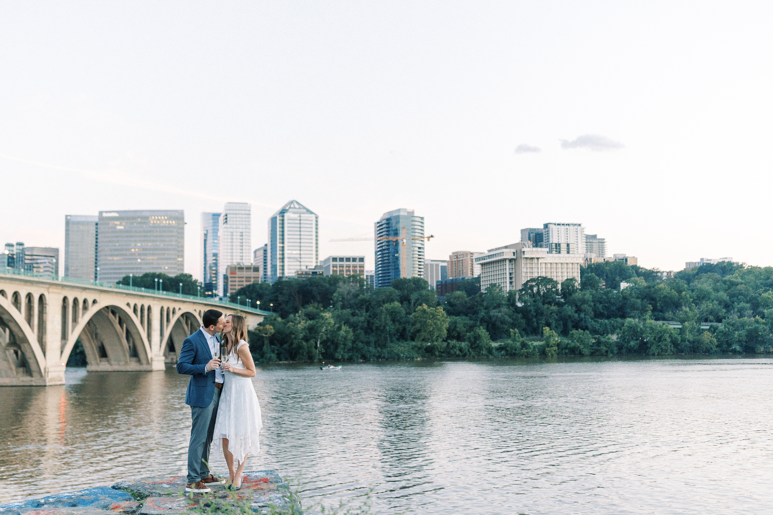Photo de mariage prise devant le pont Key et la rivière Potomac