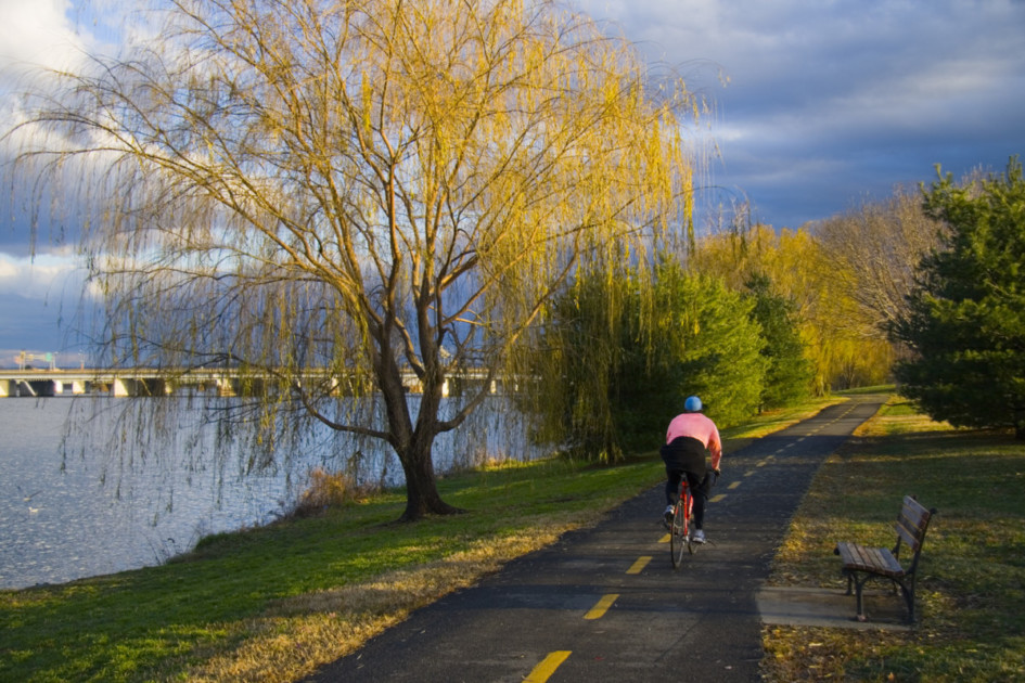 Un ciclista recorre el sendero para bicicletas a lo largo del río Potomac, una actividad en la que muchas personas participan después de mudarse a Washington DC.