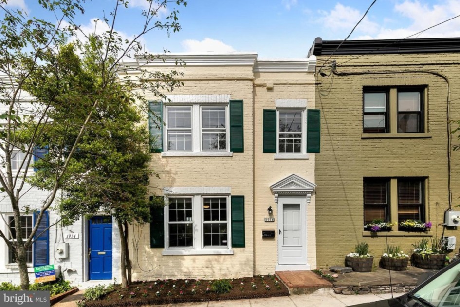 Casa adosada en venta con persianas verdes en Georgetown.