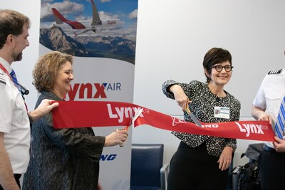 ينضم إلى الرئيس التنفيذي لشركة Lynx Air ، Merren McArthur ، نائب الرئيس للعلاقات والاتصالات مع أصحاب المصلحة ، Karen Mazurkewich ، نائب الرئيس التنفيذي لشركة Lynx Air ، في مطار تورونتو بيرسون. مصدر الصورة Peyton Stikeleather (مجموعة CNW / Lynx Air)