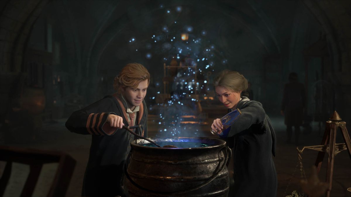 Hogwarts Legacy의 스크린샷에서 두 명의 학생이 가마솥 위에서 마법을 부리고 있습니다.