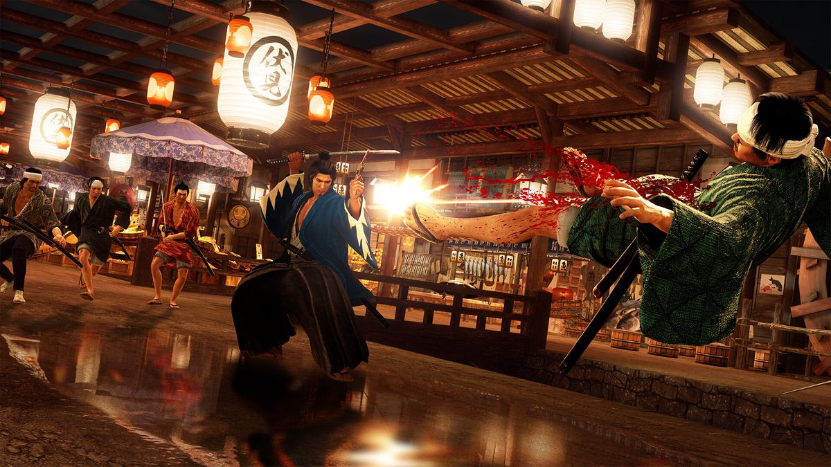 Samurai Sakamoto Ryoma bắn súng lục của mình vào một người đàn ông khác bị phóng lên không trung trong một cảnh của Like a Dragon: Ishin! lấy bối cảnh bên trong một khu chợ Nhật Bản thế kỷ 19.