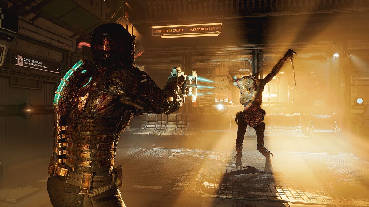 アイザック・クラークは、Dead Space (2023) のスクリーンショットで日光に照らされたネクロモーフの右肩にヒット カット ツールを向けています。