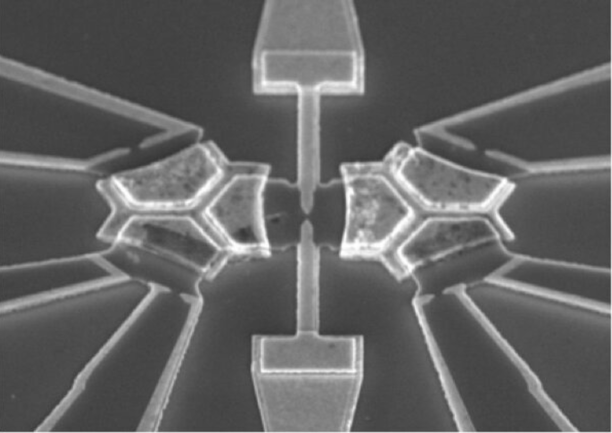 Şekil 1. Bir elektronik devreye gömülü iki bağlı nano boyutlu metal yarı iletken bileşen içeren yeni Kuantum Simülatörünün mikrograf görüntüsü. Kaynak: University College of Dublin