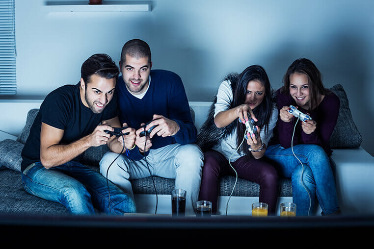 Het spelen van videogames met vrienden tijdens de spelletjesavond is leuk