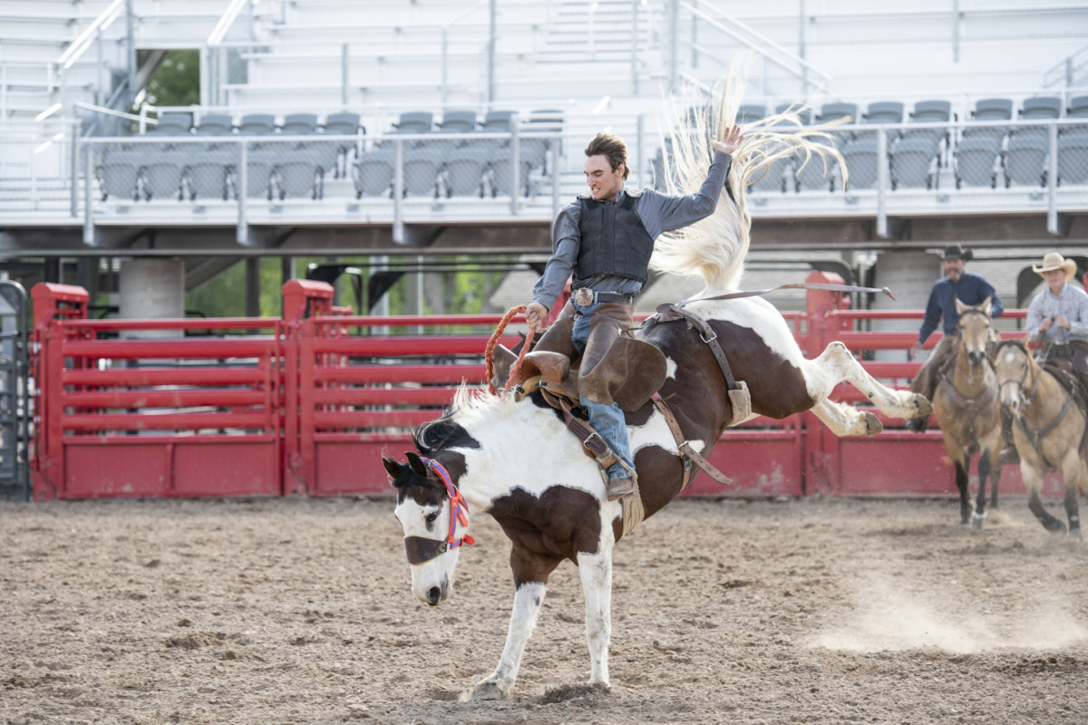 Cowboy rodeo rijden tegen bronco paard in het westen van de VS