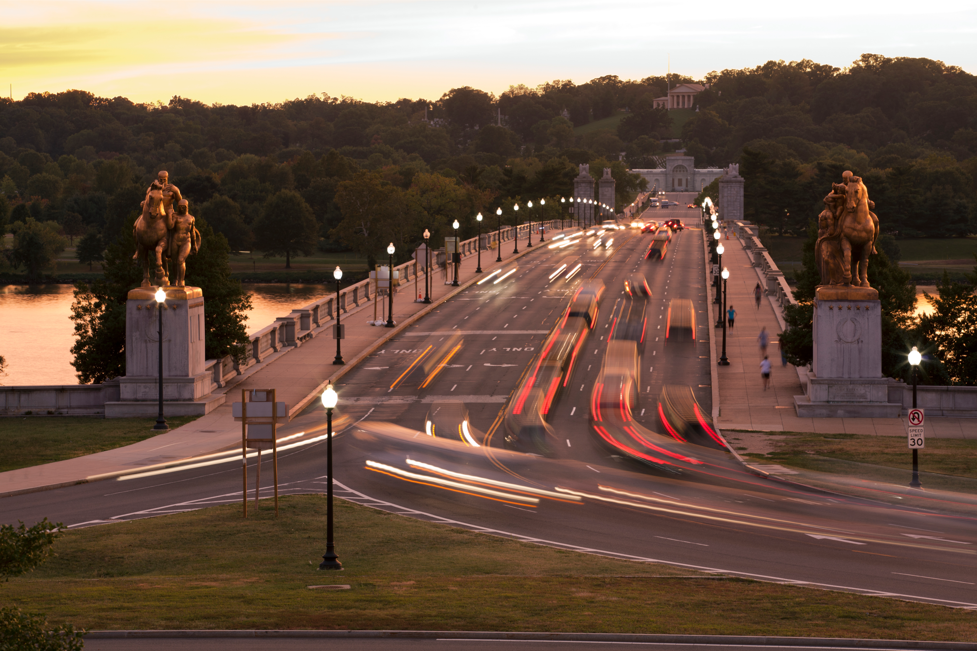 Gün batımında Lincoln Anıtı'ndan görülen Arlington Memorial Köprüsü.