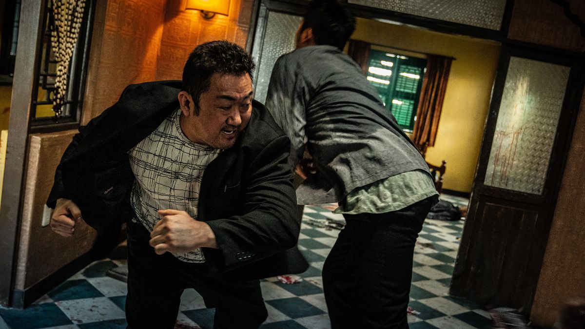 Ma Dong-seok dodges a punch in The Roundup&nbsp;