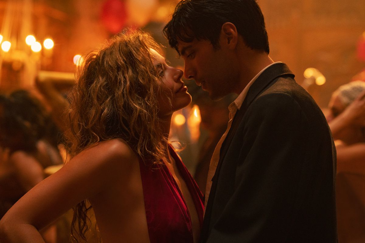 ネリーとマニーは、映画「バビロン」のオープニング パーティーでキスをするほど近くで踊ります。