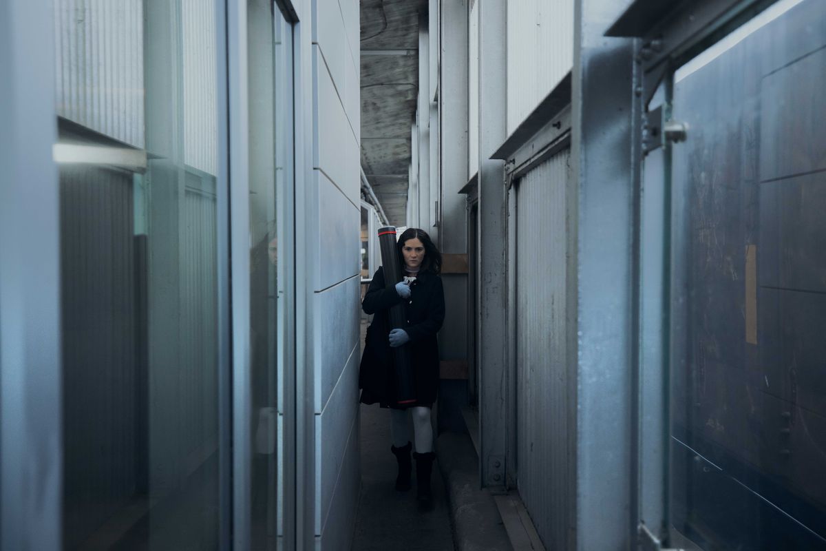 Isabelle Fuhrman as Esther in Orphan: First Kill walking in a train station