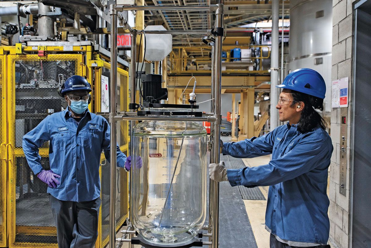 Un reactor de acero inoxidable que produce fosfato de hierro y litio en la fábrica de Nano One en Montreal.