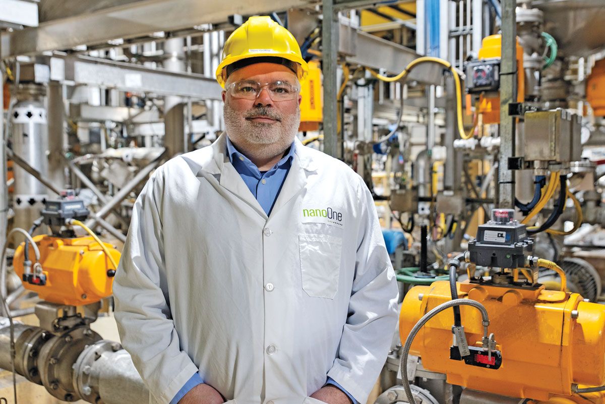 Denis Geoffroy, Nano One'ın Montreal'deki lityum demir fosfat tesisindeki makinelerin önünde duruyor.