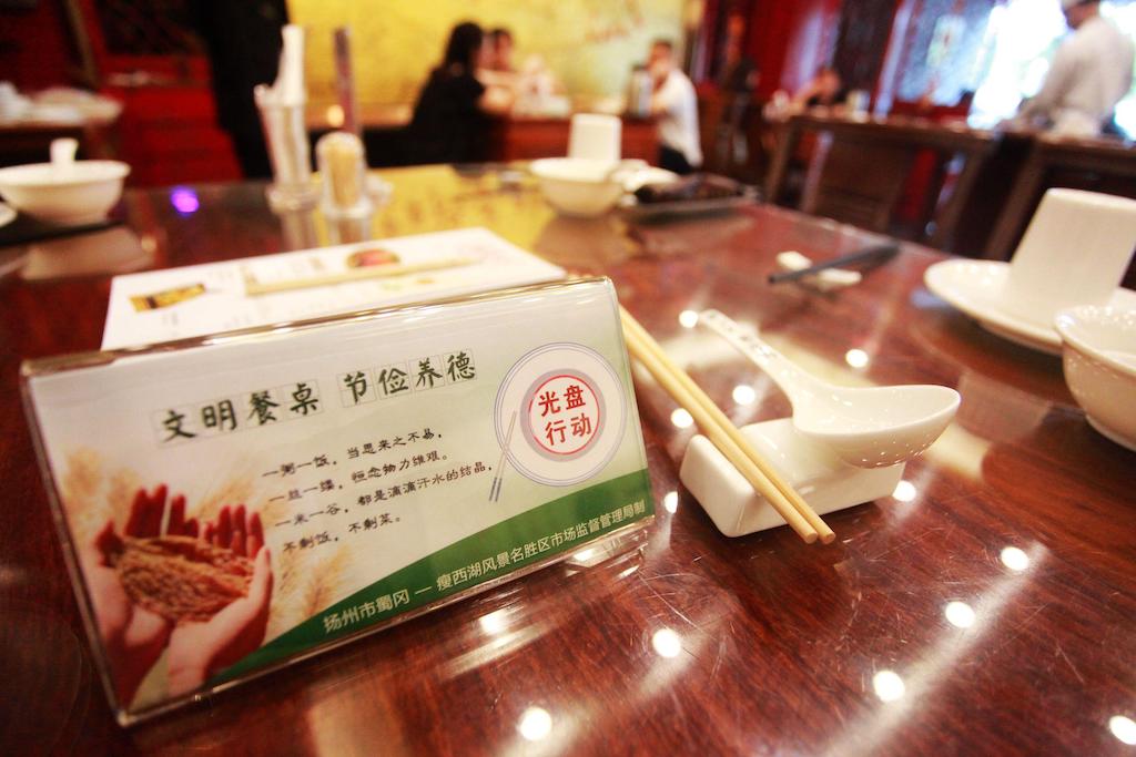 地元のレストランのスタッフは、21 年 2020 月 XNUMX 日、中国江蘇省揚州市で人々に食品廃棄に反対するよう促す「クリーン プレート キャンペーン」と書かれた看板を掲げました。