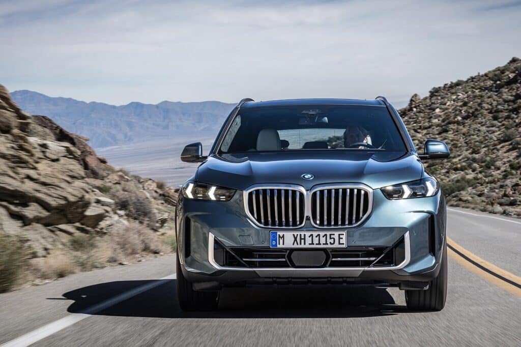 2024 BMW X5 xDrive 50e - arkadan burun üstü sürüş