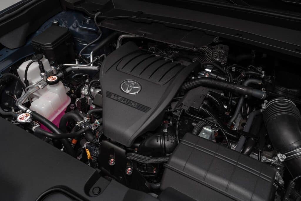 2024 Toyota Grand Highlander - моторный отсек REL