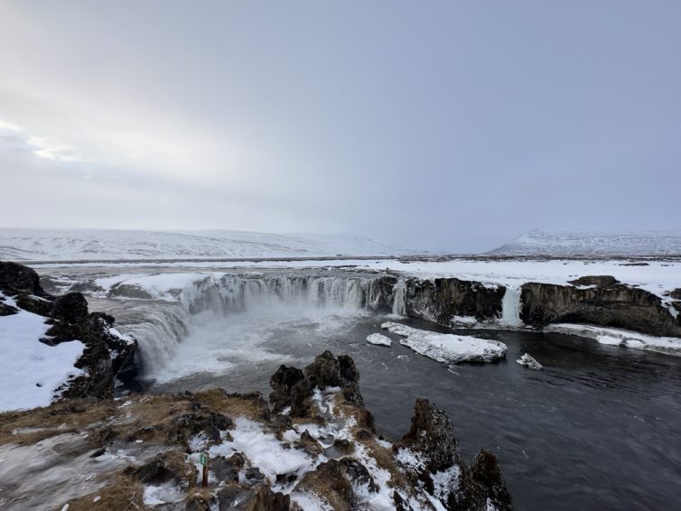Thác Goðafoss trên sông Skjalfandafljot gần thị trấn nhỏ Fossholl