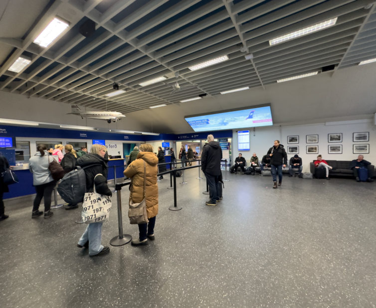 Khu vực soát vé tại sân bay Reykjavik