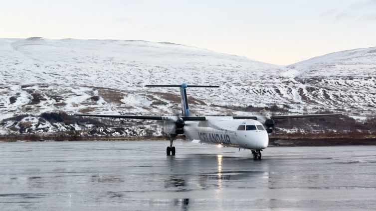Q8 또는 Dash 400로 더 잘 알려진 Icelandair Connect De Havilland Canada DHC-8이 아이슬란드 Akureyri의 램프로 이동합니다.