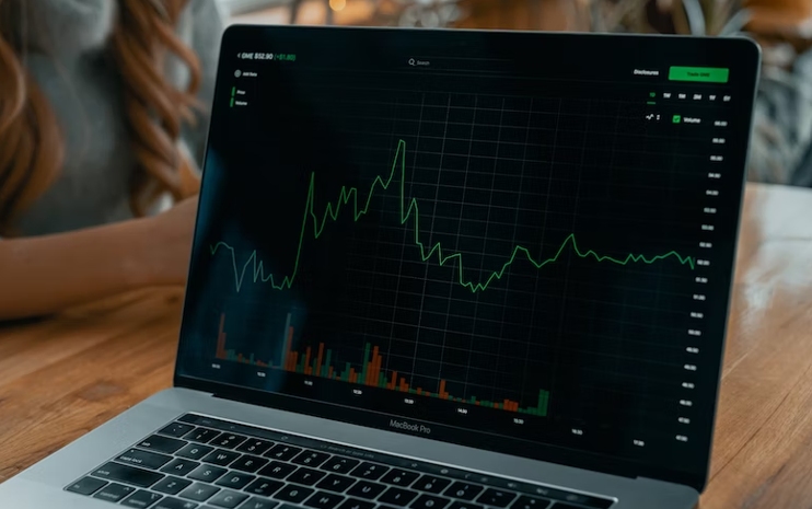 Image Laptop analyzing stock trend - How to Become a CFA in Canada