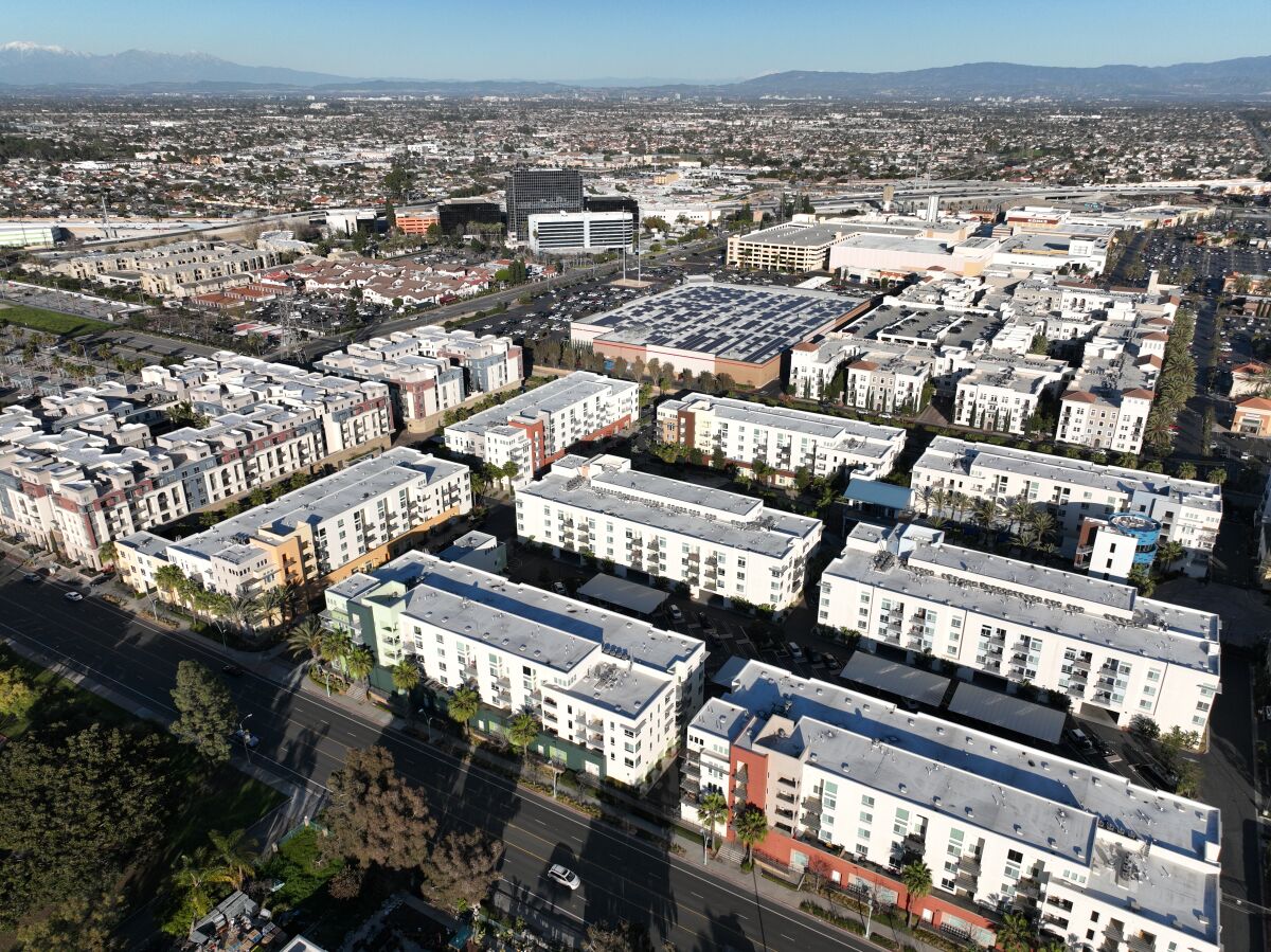 Een luchtfoto van woningen met hoge dichtheid in Huntington Beach