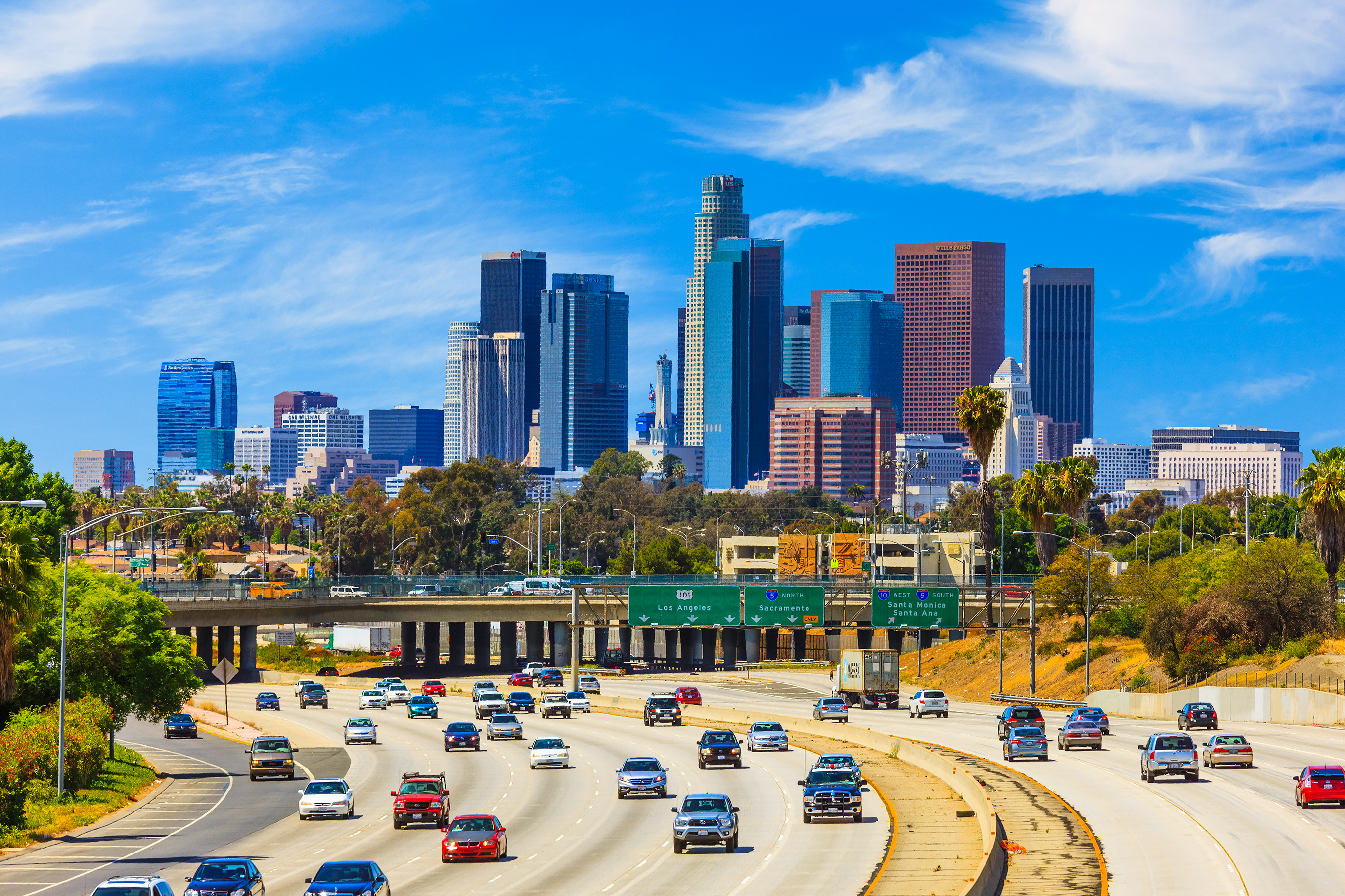 Tráfico en la autopista sin peaje a Los Ángeles