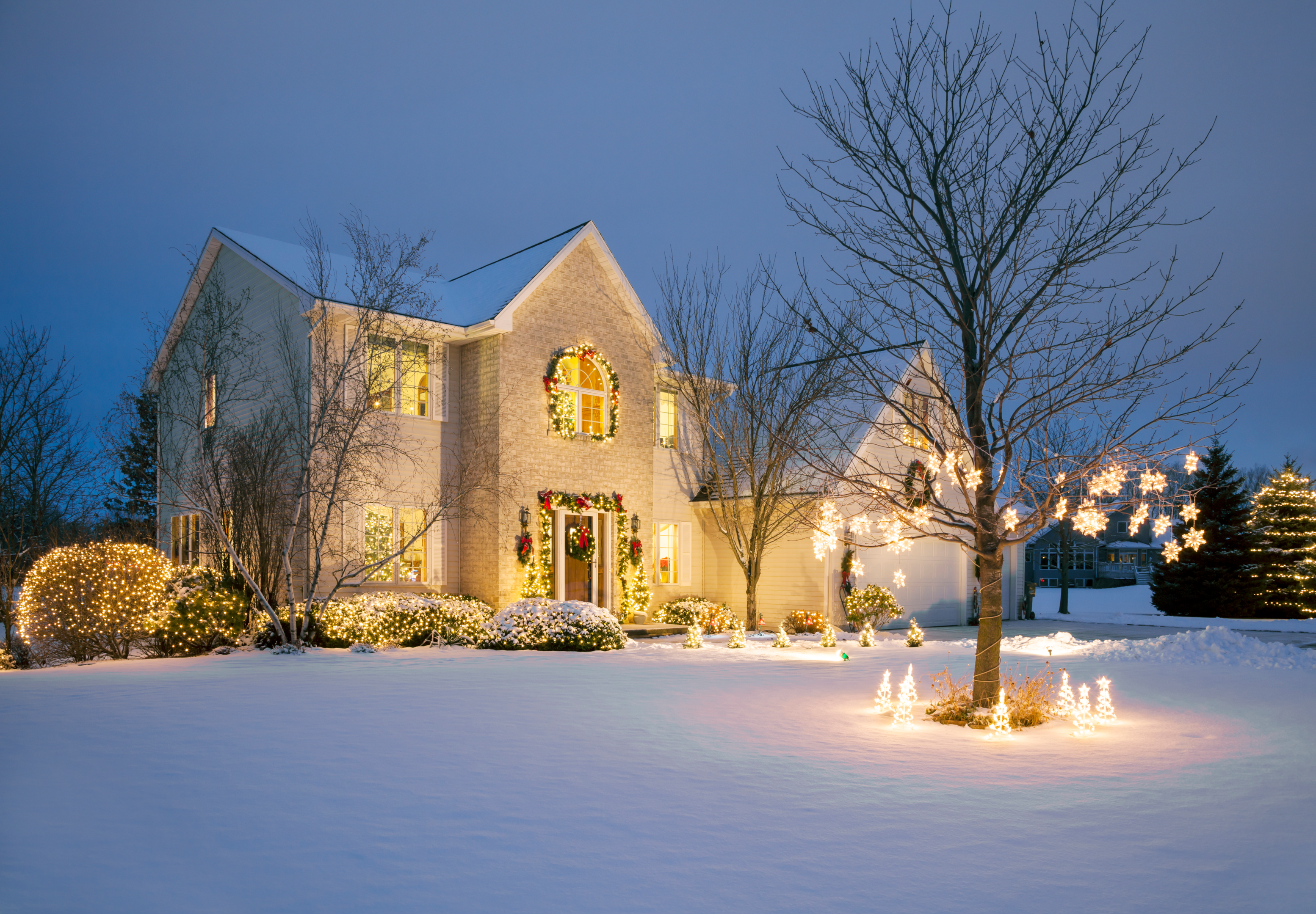 ライトとクリスマスの飾りで飾られた家