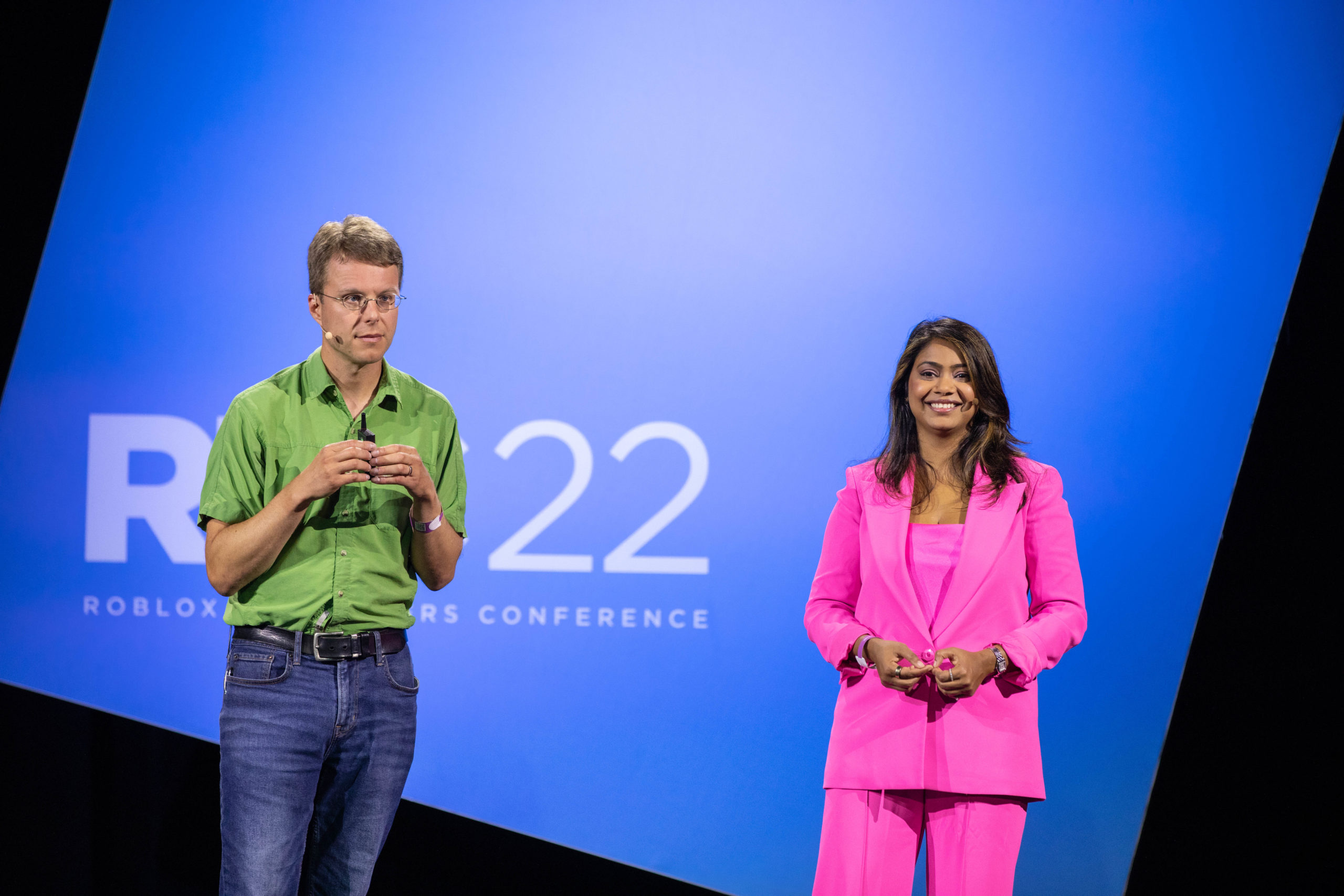 Garima Sinha en haar collega Tom Sanocki op het podium van de Roblox Developers Conference