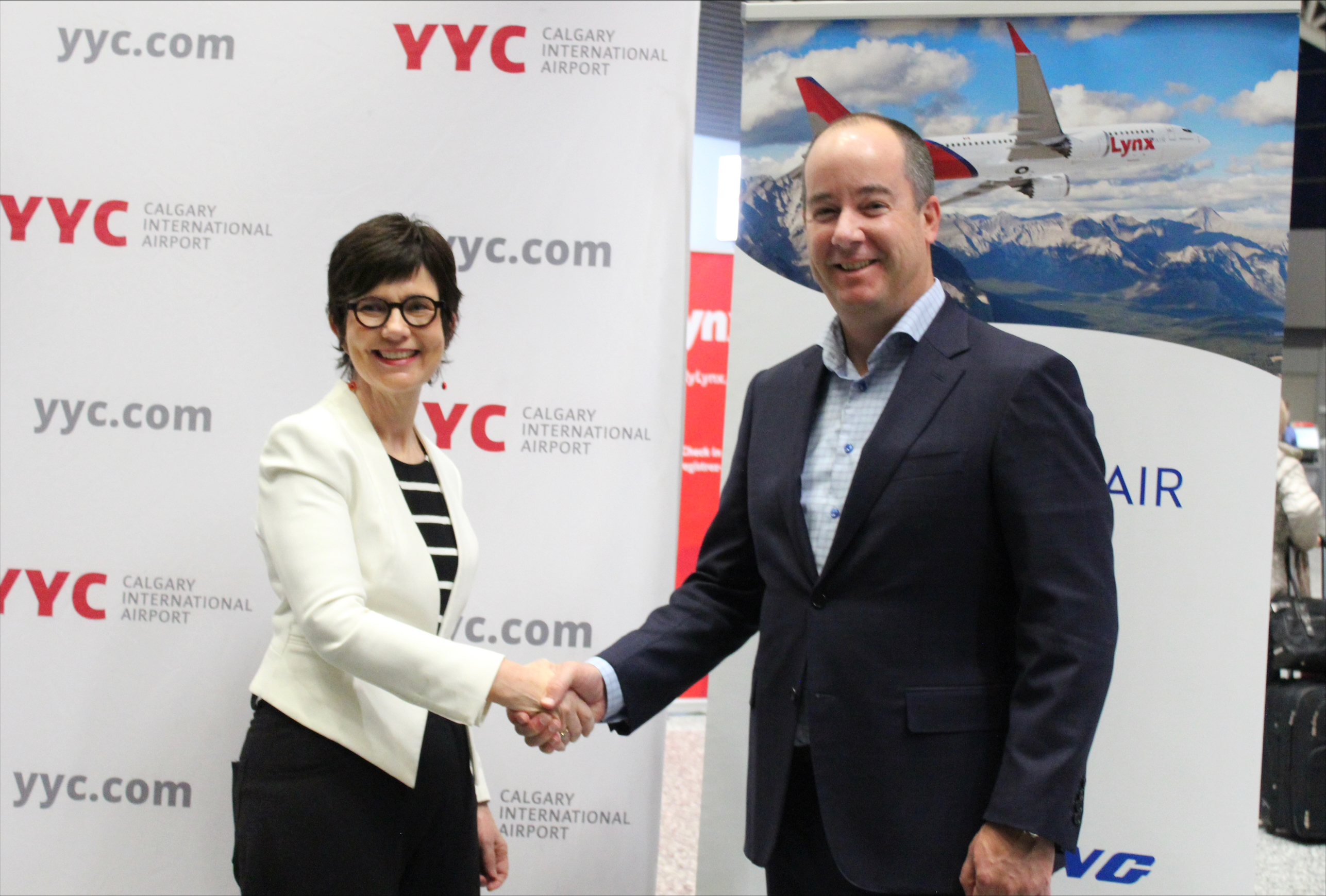 Chris Miles, vicepresidente de Operaciones e Infraestructura de la Autoridad Aeroportuaria de Calgary se une al CEO de Lynx Air, Merren McArthur, para celebrar el vuelo inaugural de US Lynx Air desde el Aeropuerto Internacional de Calgary.