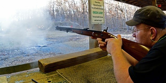 Gerry Lee oefent zijn schietvaardigheid in de wapenwinkel en schietbaan van Clark Brothers in Warrenton, Virginia, zo'n 48 kilometer van Washington, DC, op 16 januari 2020.