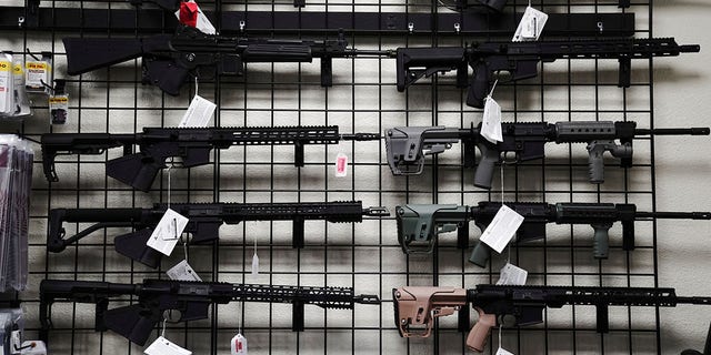 Geweren in AR-15-stijl worden te koop aangeboden bij Firearms Unknown, een wapenwinkel in Oceanside, Californië, VS, 12 april 2021