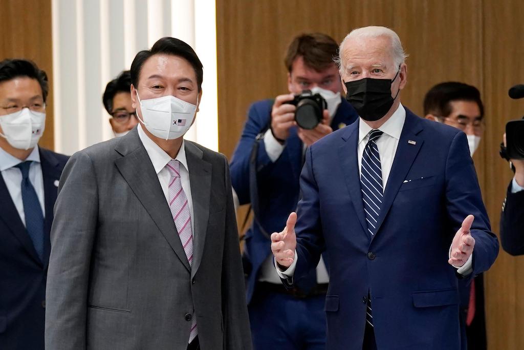 El presidente Joe Biden y el presidente de Corea del Sur, Yoon Suk Yeol, visitan el campus de Samsung Electronics Pyeongtaek el 20 de mayo de 2022, en Pyeongtaek, Corea del Sur.
