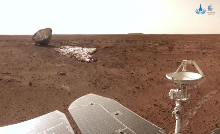 Çin'in Zhurong Mars gezgini kendi paraşütünü 30 metre mesafeden görüntüledi, 12 Temmuz 2021.