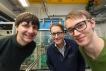 Jakob Soltau, Tim Salditt and Paul Meyer in the laboratory where they carried out this research