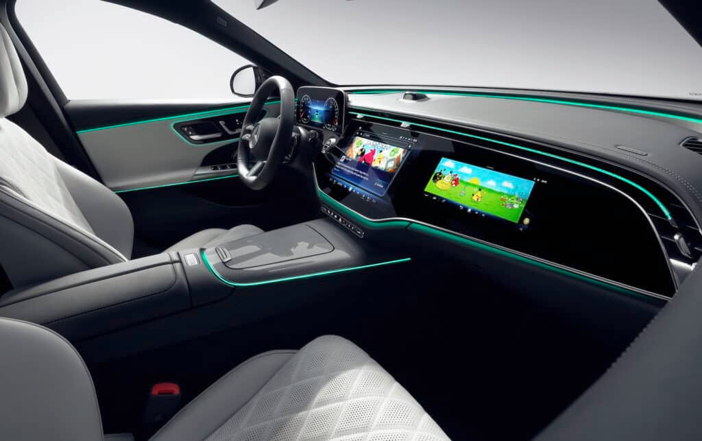 Tableau de bord complet de la Mercedes Classe E en vert avec AI REL