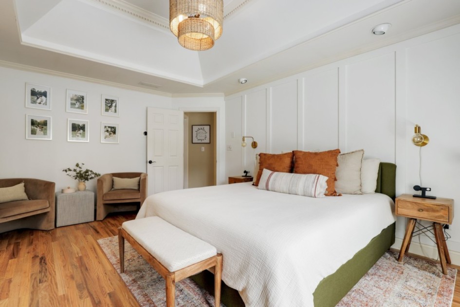 Phòng ngủ với sàn gỗ cứng và sơn tạo điểm nhấn màu xanh lá cây