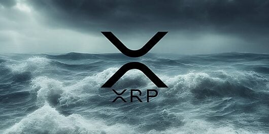 XRP-logo boven een stormachtige zee