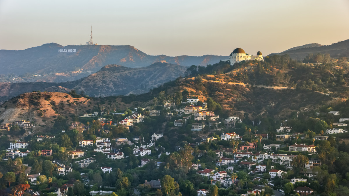 Uzakta görülen Hollywood İşareti ile Griffith Gözlemevi'nin havadan görünümü _ getty