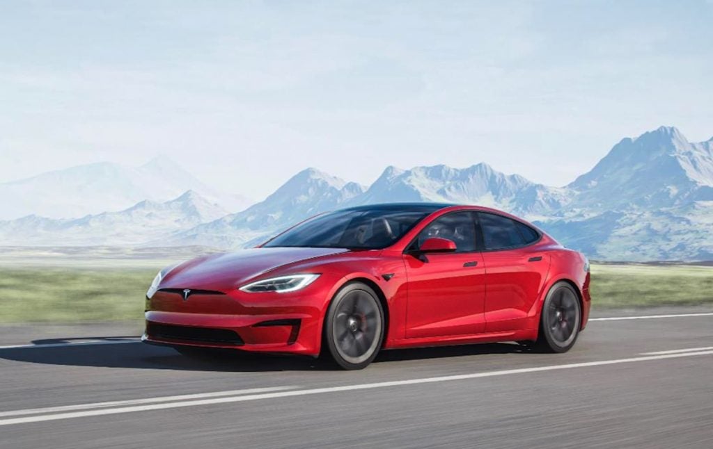 2021 Tesla Model S fährt rot