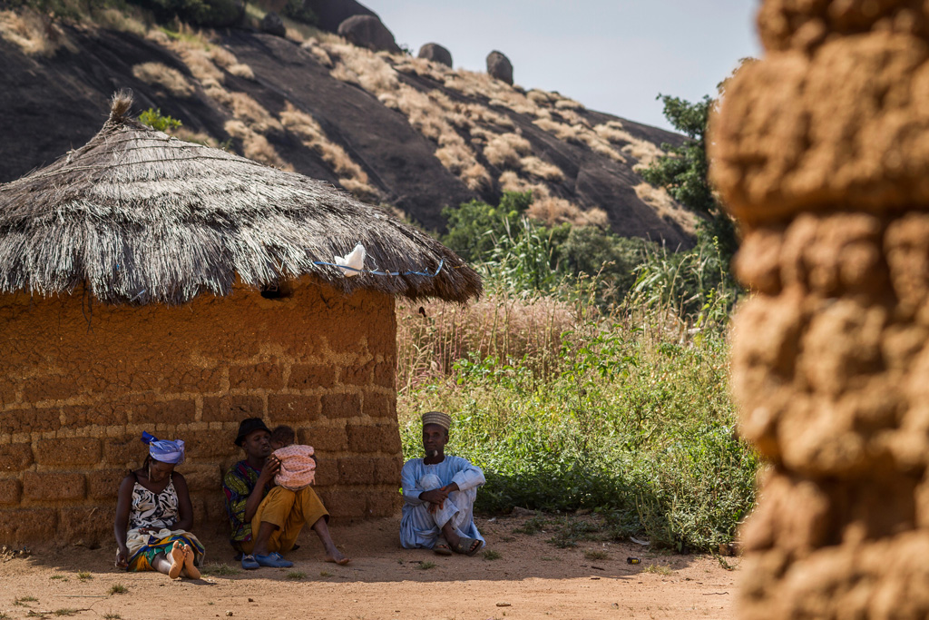 Fulani-oudsten rusten uit in de schaduw op een warme dag in de buurt van Kaduna, Nigeria. Krediet: Zsolt Repasy / Alamy Stock Photo.