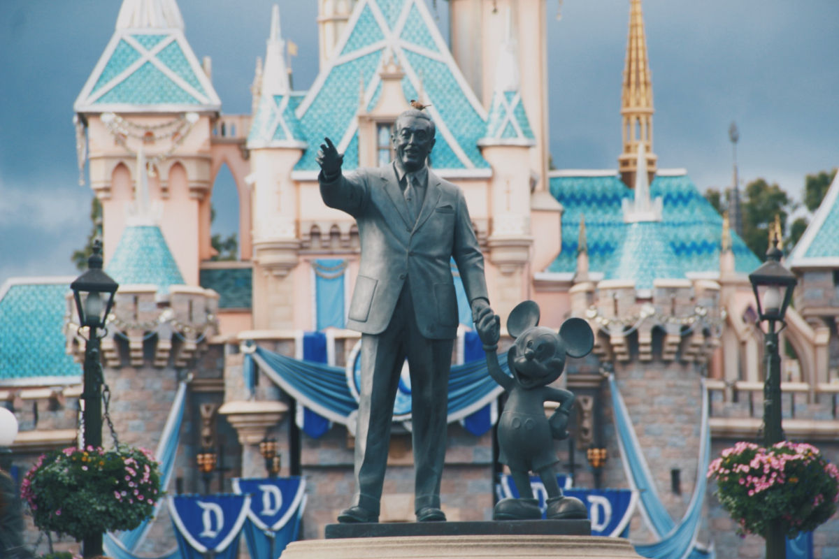 Walt Disney en Mickey standbeeld