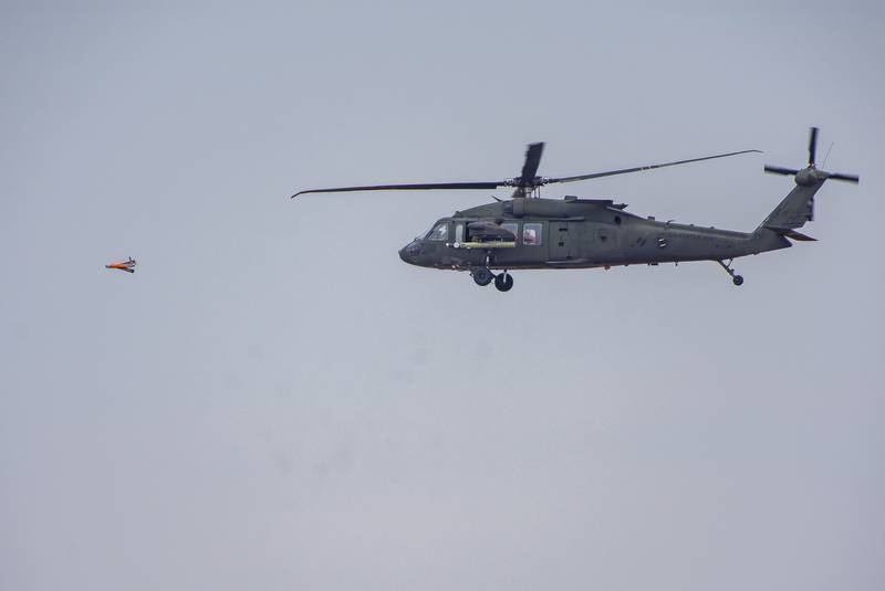 Un système ALE est lancé à partir d'un hélicoptère UH-60L Black Hawk, alors que les tests commencent pendant le projet Convergence en septembre 2020.